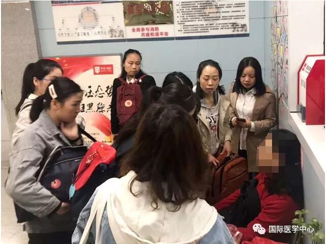 西安女士地鐵突感不適 西安國際醫學中心護士緊急救助