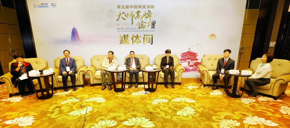 西安國際醫學中心醫院超聲診療中心主任周曉東在第五屆中國微波消融大師高峰論壇展風采