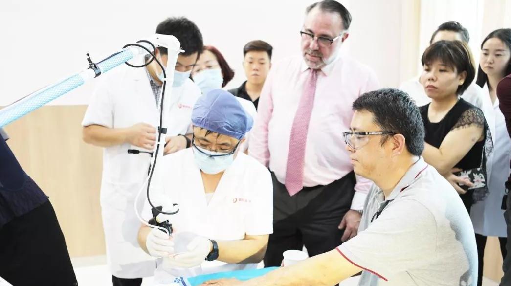 美國范德比爾特大學醫學院教授來西安國際醫學中心進行學術交流