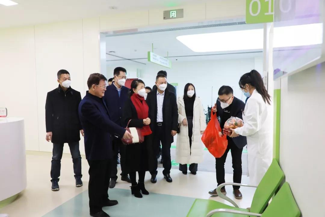 國際醫學領導慰問一線工作者