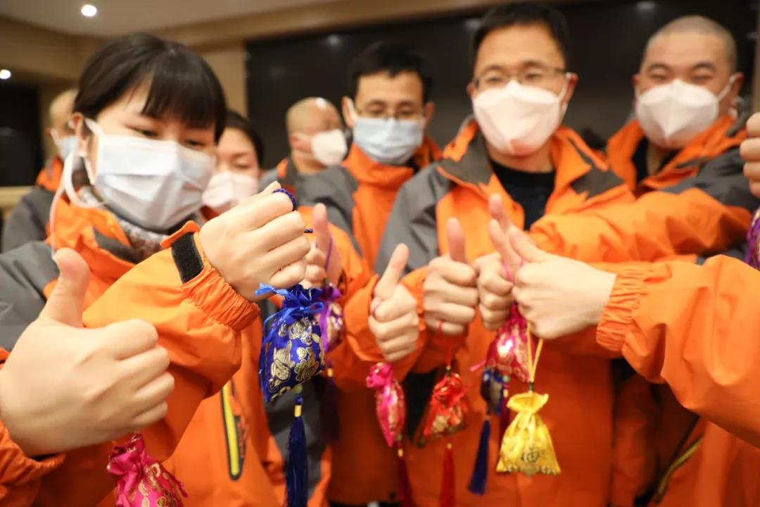 首批61名醫護人員進入武漢市第八醫院并接收危重病人