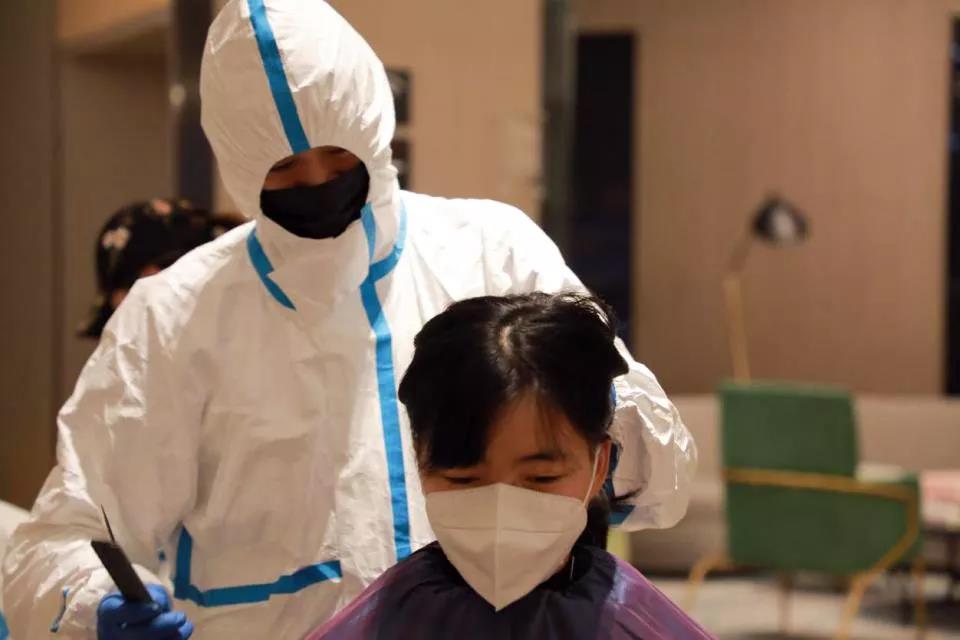 100多位赴武漢醫療隊女隊員“削”掉秀發 ——武漢市委秘書長說，疫情過去一定為你們請功！