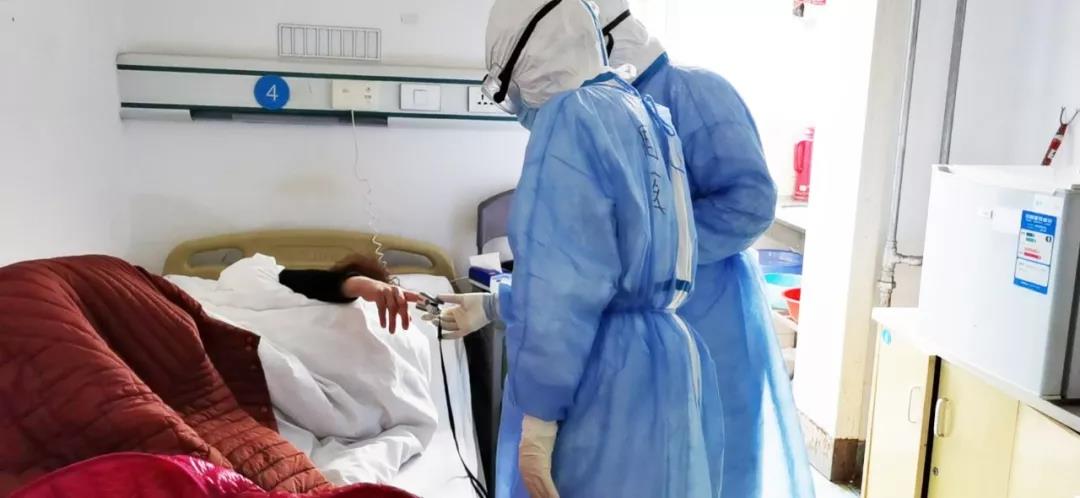 贊！醫護人員用方言為患者加油打氣