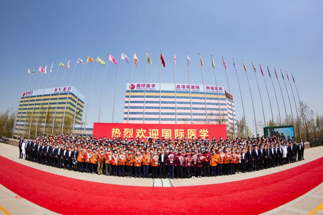 這一刻等了太久——西安國際醫學330名醫療隊員解除隔離和親人相擁