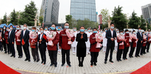 人民日報——今天，讓我們盡情擁抱吧！西安國際醫學中心醫院6名隊員解除隔離
