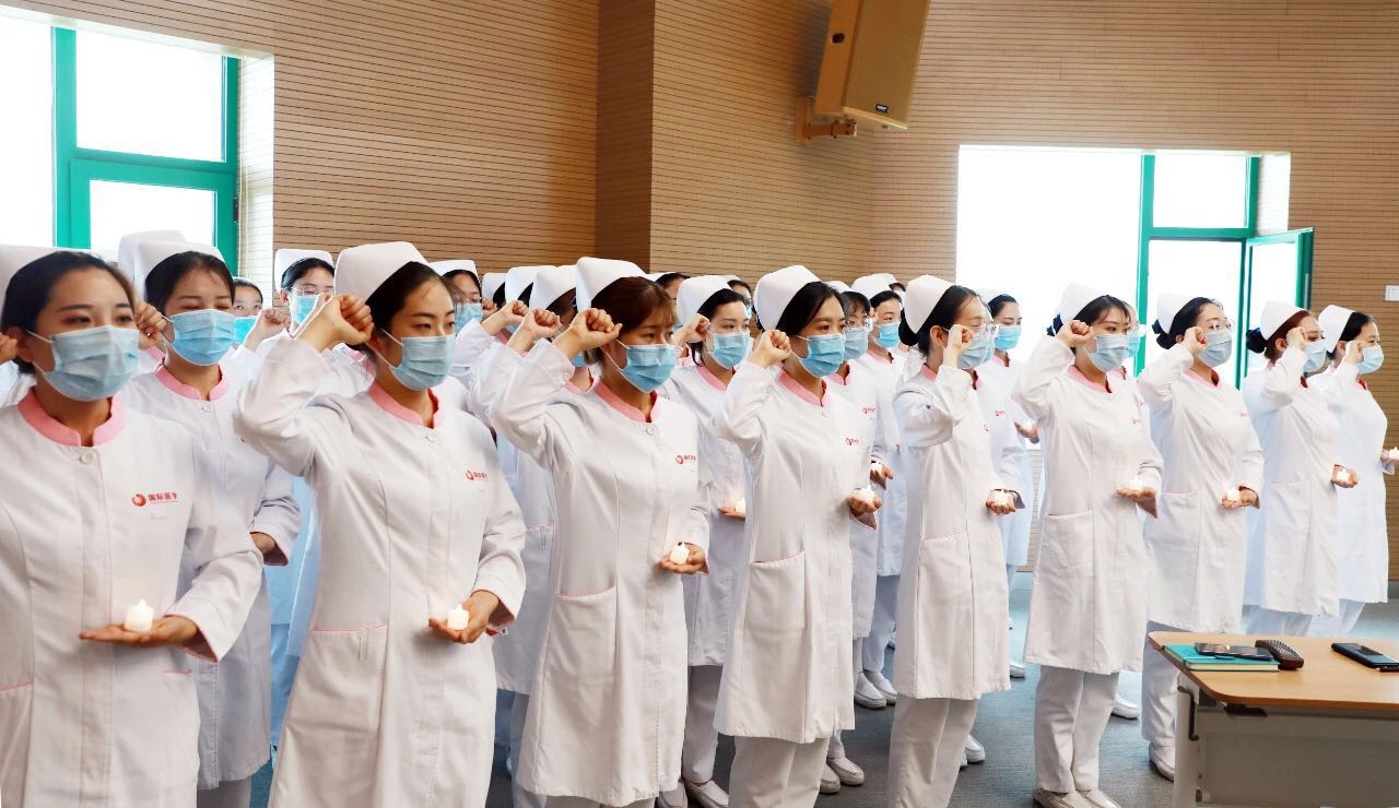 西安國際醫(yī)學(xué)中心醫(yī)院舉行新護士授帽儀式暨“十佳護士”表彰大會