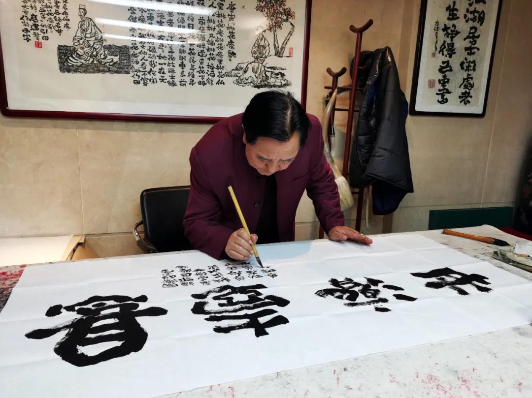 著名作家高建群揮毫潑墨贊國際醫學330名戰疫英雄