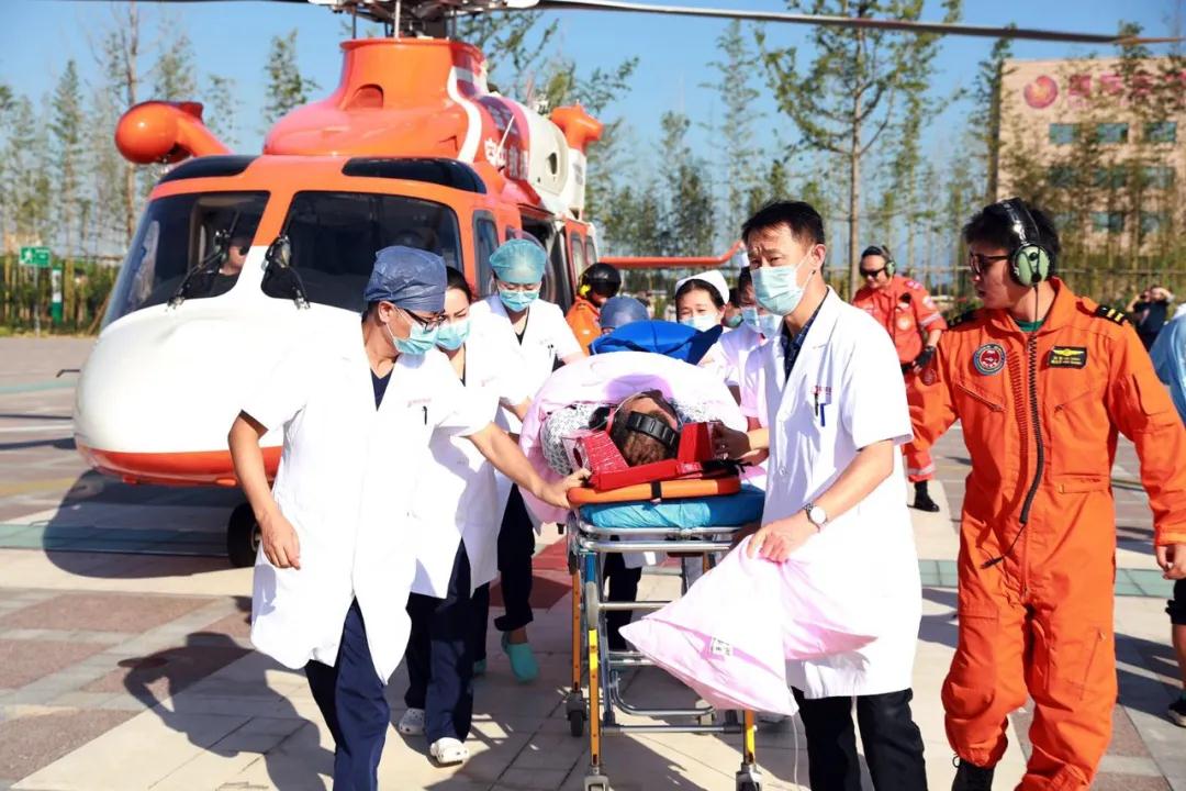 陽光網—西安國際醫學中心醫院緊急救助跨省“飛”來重癥患者