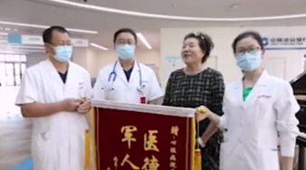 出院患者用琴聲感謝醫護人員