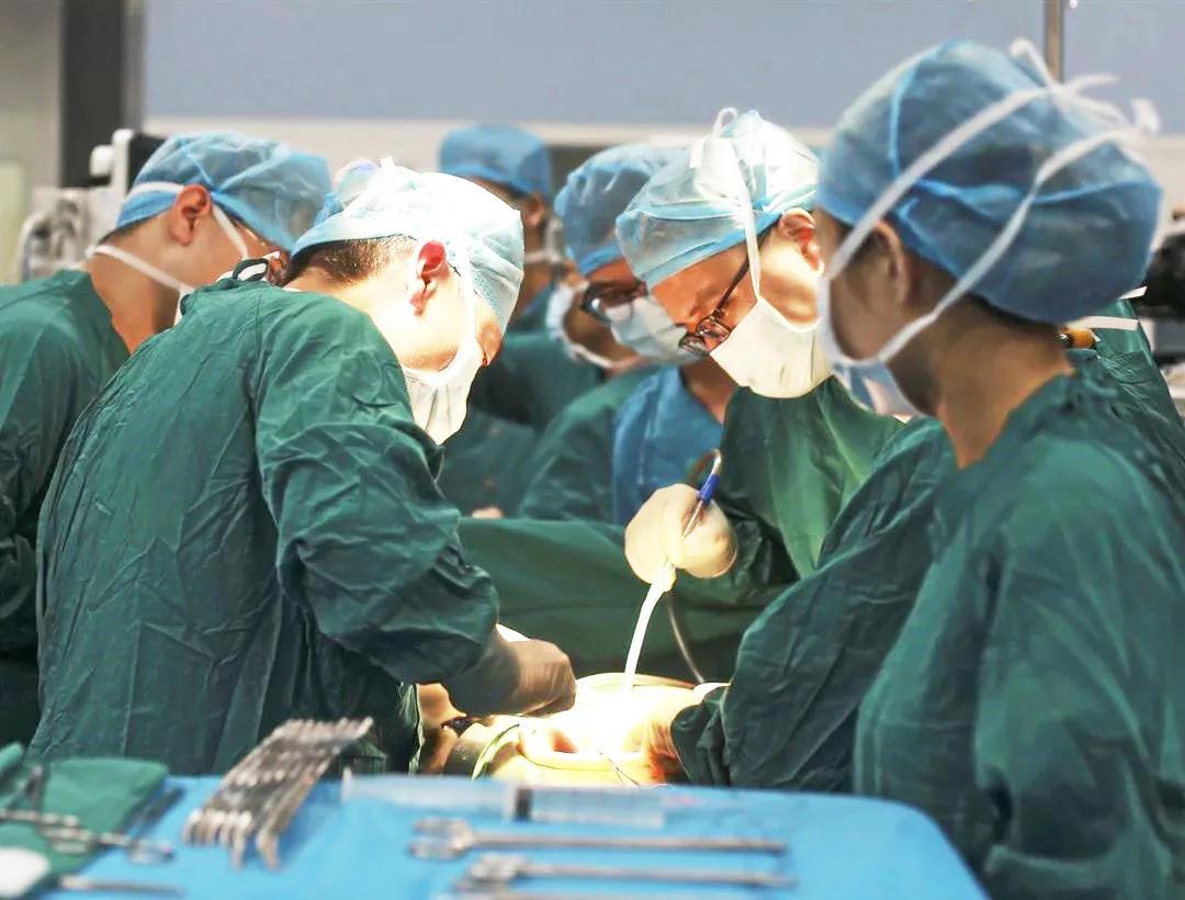 消化外科二病區成功救治合并肝硬化巨大結腸癌患者