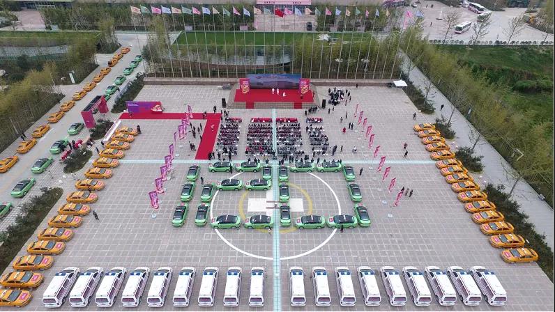 120輛出租車擺出“120”造型 為貧困患兒醫療救援助力