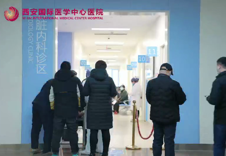 醫護人員始終忙碌溫暖患者身心