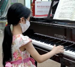小女孩在醫院等媽媽時演奏出美妙音符