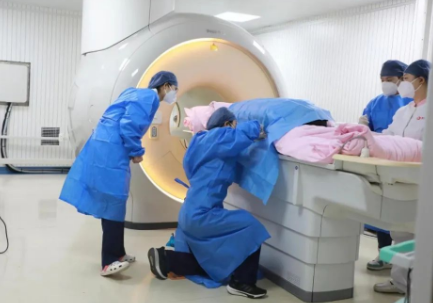 媒體聚焦|“學習強國”報道“跪地女醫生”陳寶瑩的感人故事