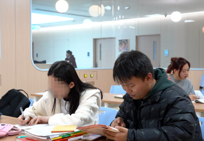 治療、學(xué)習(xí)兩不誤！病房里開啟了“小課堂”