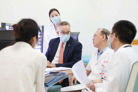 門診、查房、學術交流……全美排名第一的妙佑醫療國際專家團隊參與“首屆國際醫學高峰論壇”國際診療日活動