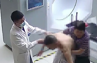 驚險！患者險些跌倒，醫(yī)生跳過治療床扶患者