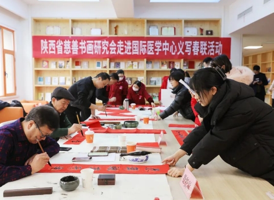 義寫春聯送祝福 文化活動暖人心