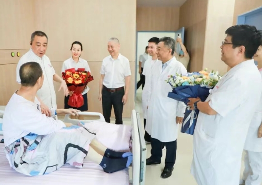 情系退役軍人 我院開展建軍節走訪慰問活動